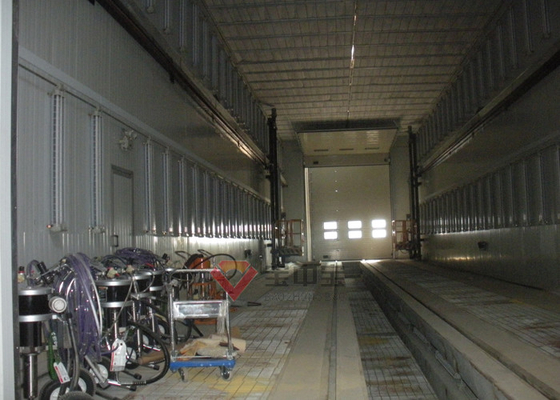 Equipos de la pintura del tren con el hombre 3D que levanta la cabina de pintura grande