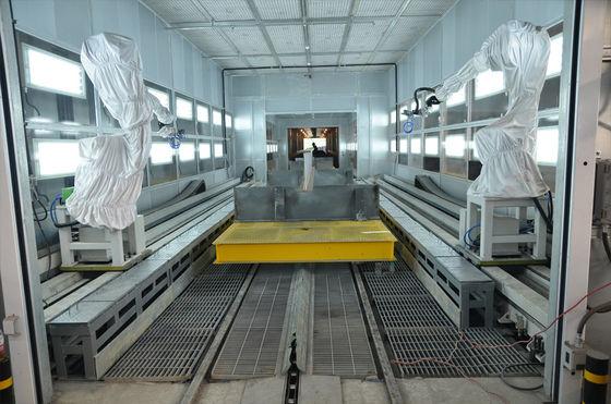 La línea de pintura de acero del perfil robot pinta la cadena de producción transporte con la carretilla